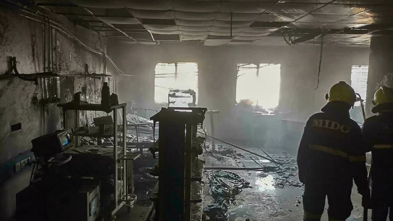 Al menos 10 muertos tras incendio en hospital COVID en India