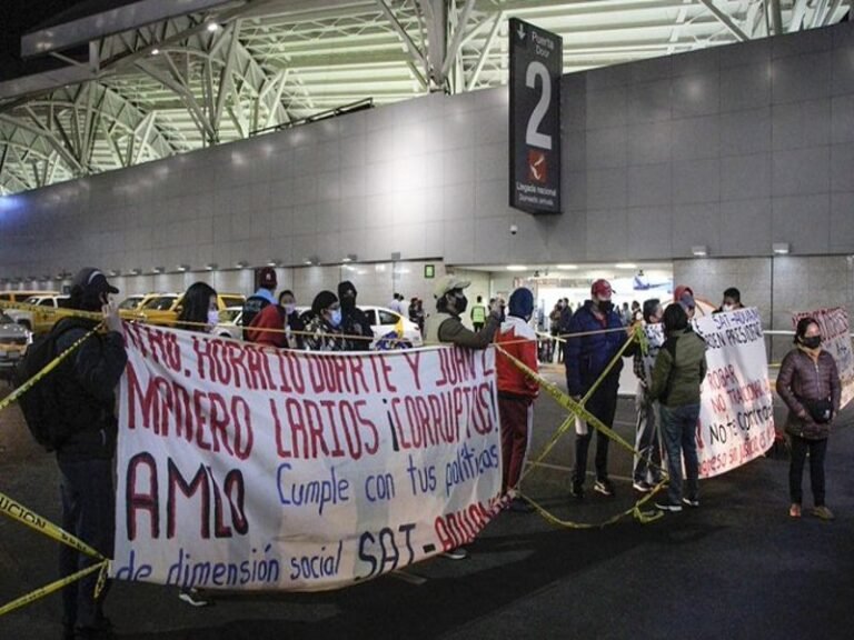 Extrabajadores del SAT mantienen, por segundo día, bloqueo en el AICM