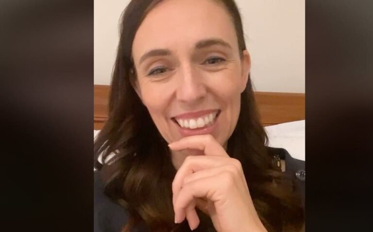 Así fue la tierna interrupción de la hija de la primera ministra de Nueva Zelanda en mensaje al país