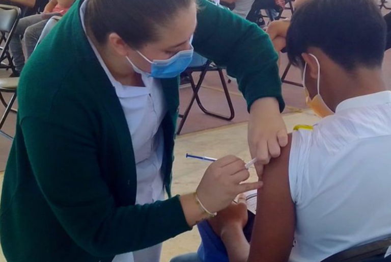 Inicia vacunación contra COVID-19 en adolescentes de 15 a 17 años sin comorbilidades en Quintana Roo