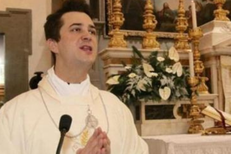 Condenan a párroco que robaba ‘limosnas’ para hacer orgias gay