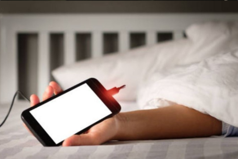Adolescente muere por descarga eléctrica mientras cargaba la batería de su celular en Mérida