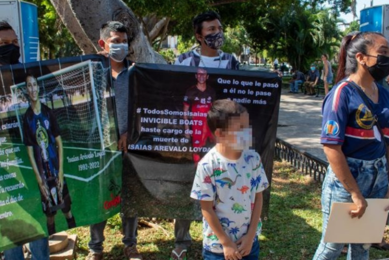 Exige justicia por la muerte de su esposo aplastado por un yate