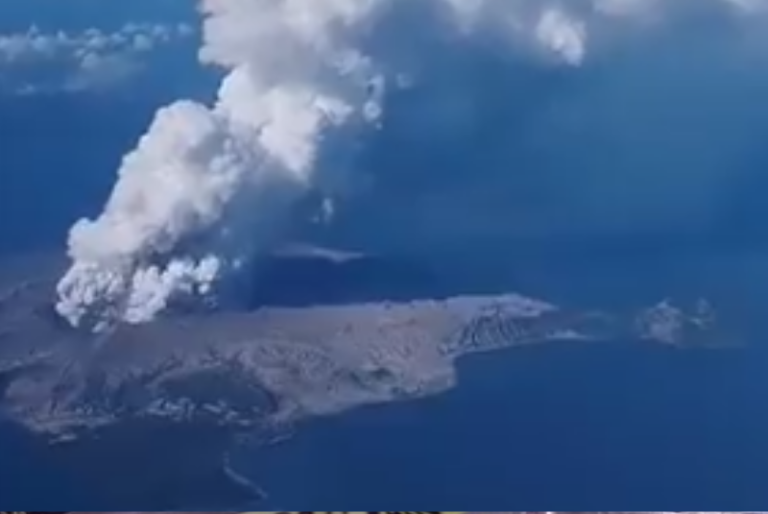 Evacúan a miles de personas tras la erupción del volcán Taal en Filipinas