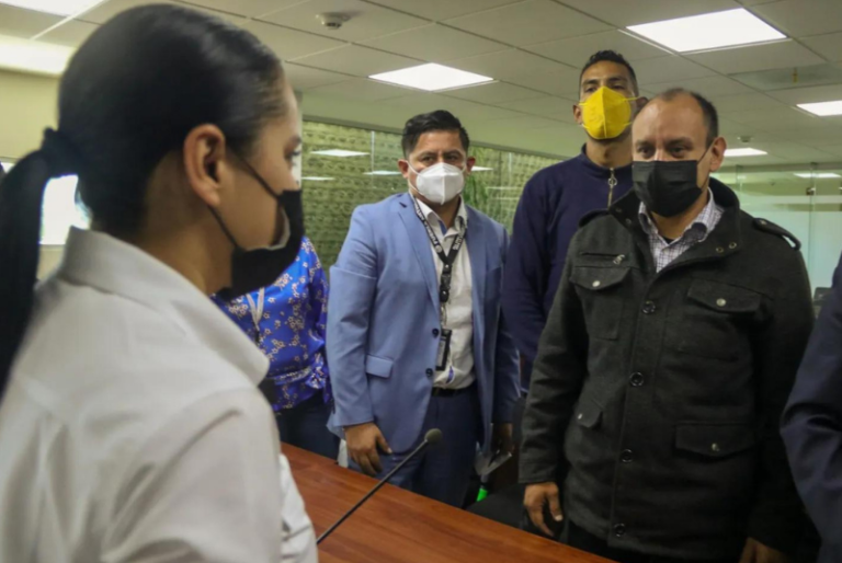 Sandra Cuevas se disculpa en persona con policías agredidos