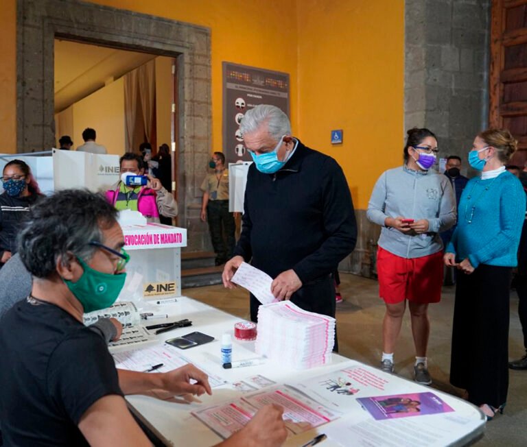 López Obrador vota en la consulta de revocación de mandato