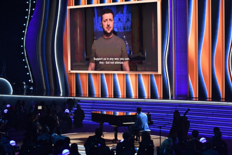 Zelenski llama a los músicos a defender la libertad de Ucrania en los Grammy