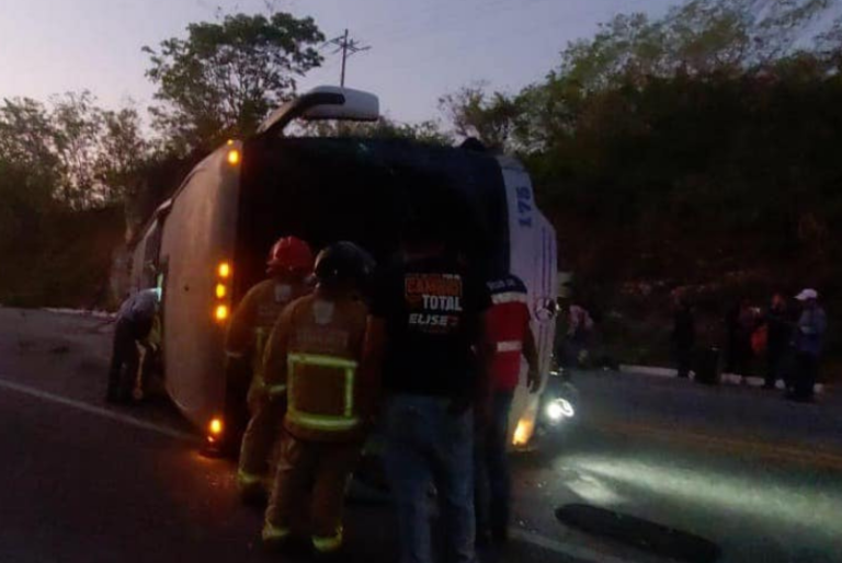 Camión de pasajeros vuelca en la Escárcega- Chetumal; hay 11 lesionados