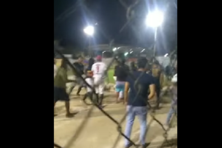 Arman batalla campal en partido de Sóftbol, en Hunucmá: VIDEO