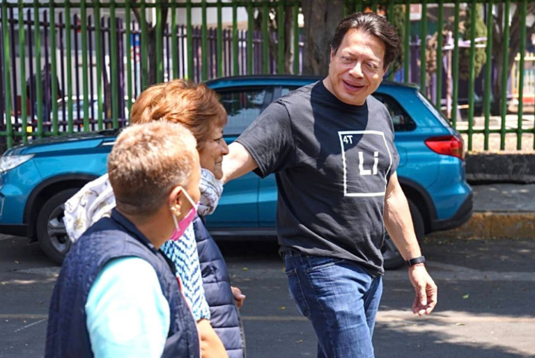 Mario Delgado ofrece llevar gente a votar en combi