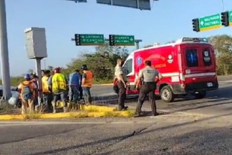 Taxista choca y  lesiona a dos trabajadores del Tren Maya
