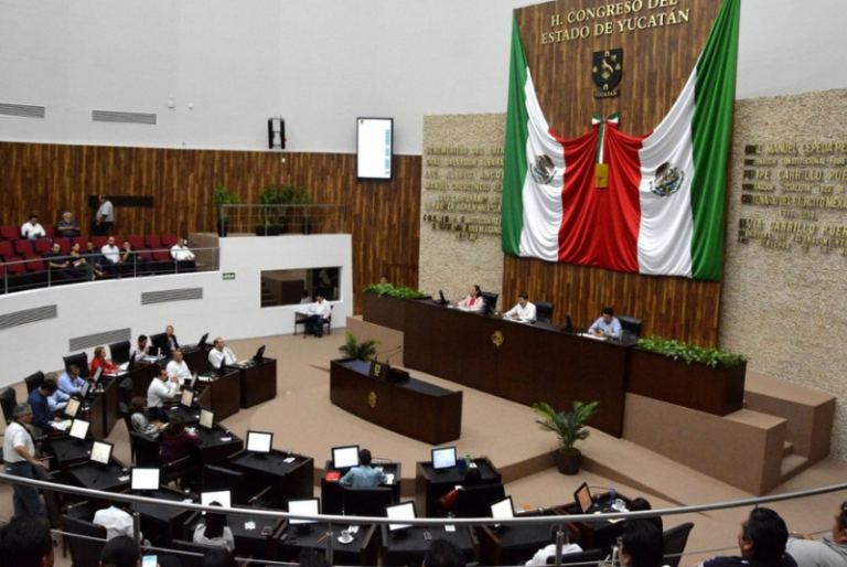 Morena y Panal simulan defensa de la crisis del Isstey en el Congreso del Estado