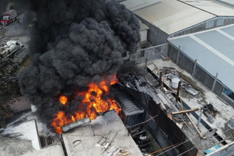 Nuevo León: evacuaron a 100 personas por incendio de toma de “huachicol”