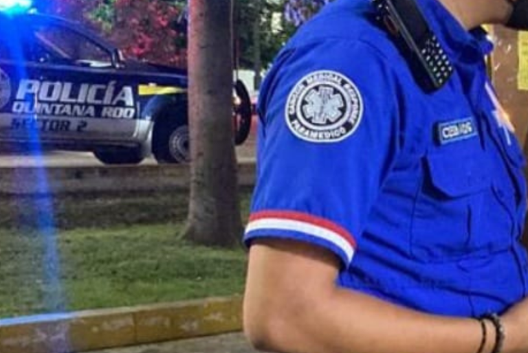 EN PLENO CENTRO DE CANCÚN MACHETEAN A SUJETO