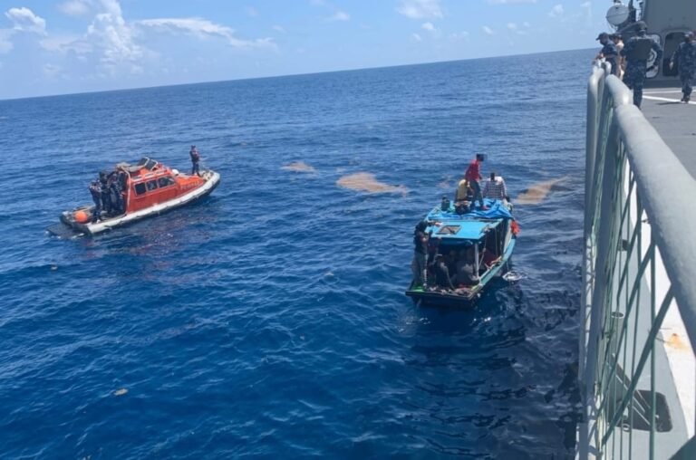 Rescatan a 21 balseros extranjeros frente a Progreso