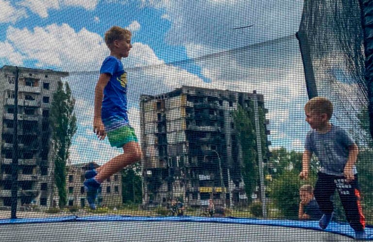 Legisladores rusos quieren prohibir que países hostiles adopten niños rusos