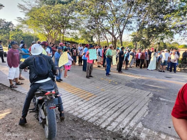 PRESTADORES DE SERVICIOS TURÍSTICOS CIERRAN LA CARRETERA XCALACOP-PISTÉ EXIGIENDO LA DESTITUCIÓN DEL DIRECTOR DEL INAH EN CHICHÉN ITZÁ