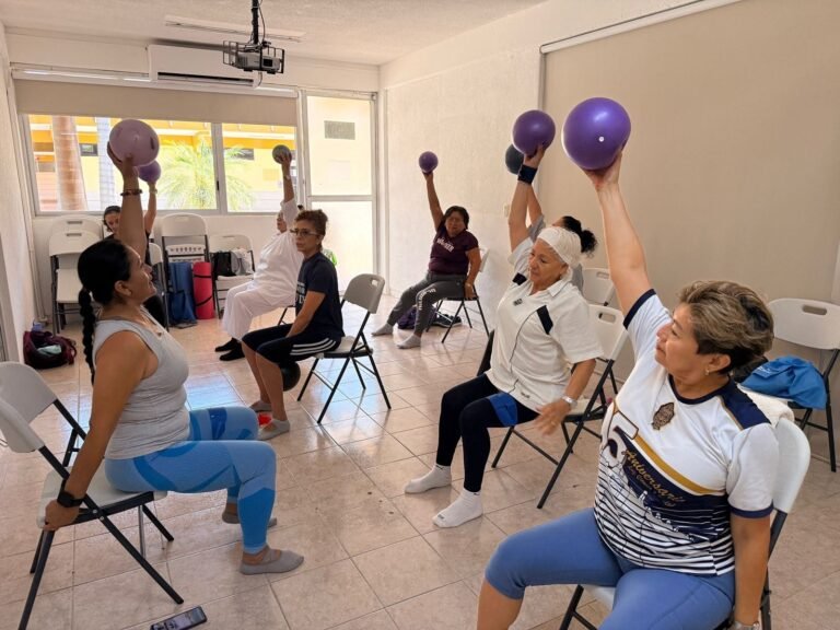 UADY fortalece envejecimiento activo con taller de bienestar y movimiento para adultos mayores