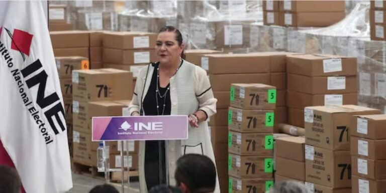 En un episodio que confirma que en la burocracia electoral también se practica el arte de gastar sin usar, consejeros del Instituto Nacional Electoral responsabilizaron a su presidenta, Guadalupe Taddei, por irregularidades administrativas que derivaron en un quebranto estimado en 672 millones de pesos, detectado por la Auditoría Superior de la Federación durante la revisión del ejercicio 2025.  El hallazgo central resulta difícil de explicar sin ironía: se imprimieron 521 millones de boletas electorales que nunca se utilizaron. Sí, millones de papeletas destinadas a una elección que no las necesitó, pero que sí costaron dinero público.  Fallas de planeación… con precio millonario  De acuerdo con las observaciones de la ASF, las anomalías se originaron en deficiencias de planeación, administración de contratos y toma de decisiones presupuestales dentro del instituto, particularmente en procesos de adjudicación y control interno.  Consejeros electorales sostienen que la Presidencia del INE concentra facultades administrativas clave —nombramientos, supervisión de áreas estratégicas y autorización de contratos—, por lo que atribuyen la responsabilidad directa a Taddei.  El consejero Martín Faz calificó la responsabilidad como “absoluta”, especialmente por el nombramiento de Octavio García, quien pasó de ser proveedor a ocupar una posición vinculada con la administración de recursos del organismo.  “No fue el Consejo, fue quien firmó”  En la misma línea, la consejera Dania Ravel señaló que la supervisión de posibles anomalías corresponde a la Junta General Ejecutiva, órgano encabezado por la presidencia del instituto. En consecuencia, sostuvo que la responsabilidad debe recaer en quien realizó los nombramientos y autorizaciones, no en el Consejo General en su conjunto.  El señalamiento deja ver una dinámica institucional donde, cuando aparecen irregularidades, cada instancia recuerda con precisión quirúrgica cuáles facultades no le corresponden.  Boletas que nadie pidió, pero todos pagaron  El caso ha generado cuestionamientos sobre la eficiencia en el manejo de recursos públicos dentro del órgano encargado de organizar las elecciones federales, especialmente en un contexto donde el propio instituto ha defendido reiteradamente la necesidad de presupuestos elevados para garantizar la democracia.  La paradoja resulta inevitable: mientras el discurso institucional insiste en la austeridad responsable, la realidad muestra millones de boletas impresas que terminaron sin uso, como si la planeación electoral se hubiera basado en la lógica de “por si acaso”.  La auditoría que incomoda  Las observaciones de la ASF no implican automáticamente responsabilidades penales, pero sí obligan al INE a aclarar, corregir o solventar las irregularidades detectadas. Dependiendo de las respuestas institucionales, el caso podría escalar a procedimientos administrativos o sanciones.  Por ahora, el episodio deja una pregunta incómoda flotando en el ambiente político: si un organismo autónomo encargado de organizar elecciones no puede prever cuántas boletas necesita, ¿qué tan sólido es su control interno sobre miles de millones de pesos del erario?