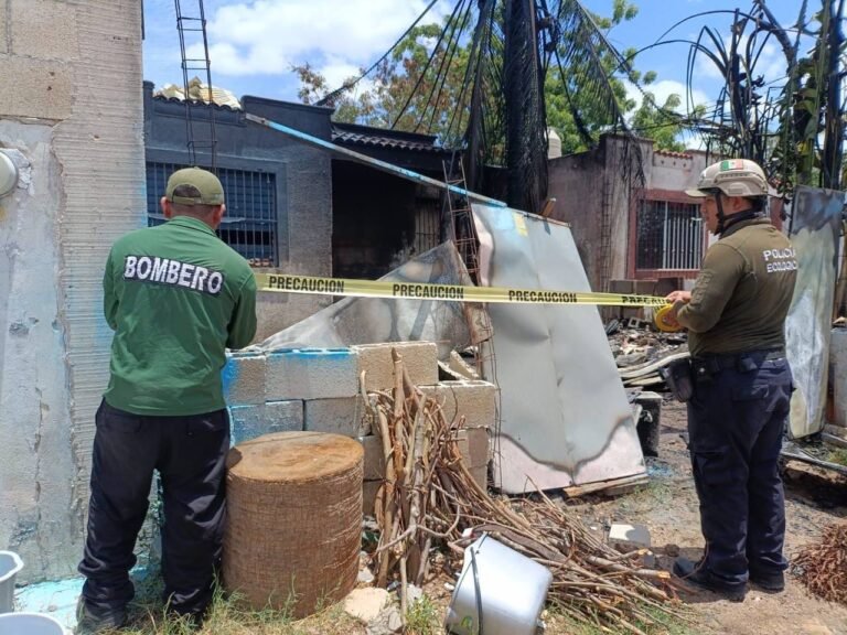 Policía de Kanasín controla incendio domiciliario originado por quema de basura