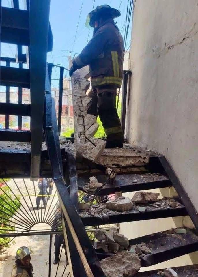 Colapso de escaleras en edificio habitacional provoca evacuación de familias en Corales