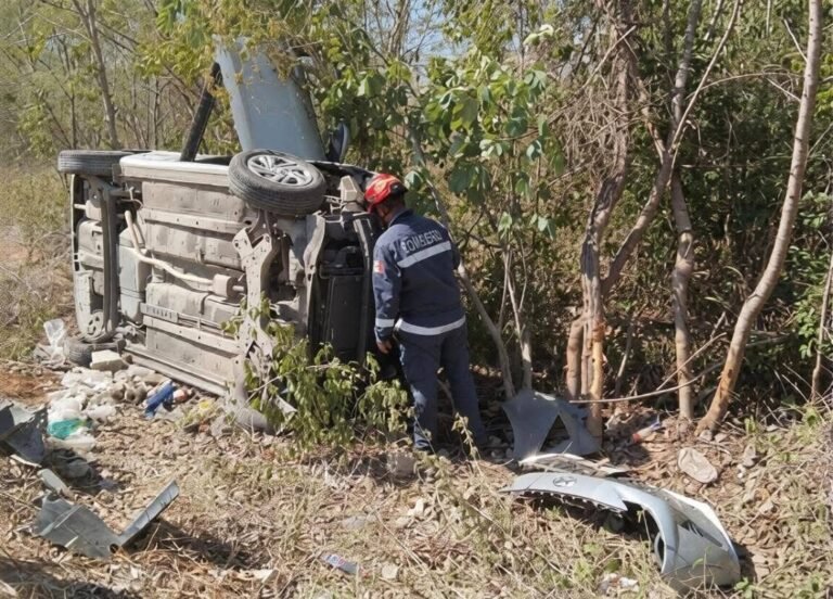 APARATOSA VOLCADURA EN EL PONIENTE DE MÉRIDA; CONDUCTOR SALE ILESO