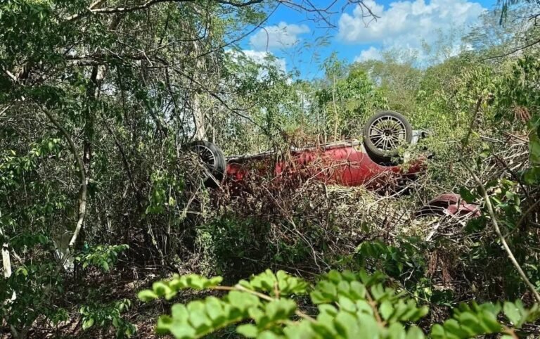 Encuentran automóvil abandonado entre la maleza en carretera de Cacalchén