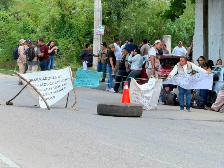 Protesta de trabajadores de la salud provoca cierre en el Periférico Oriente de Mérida