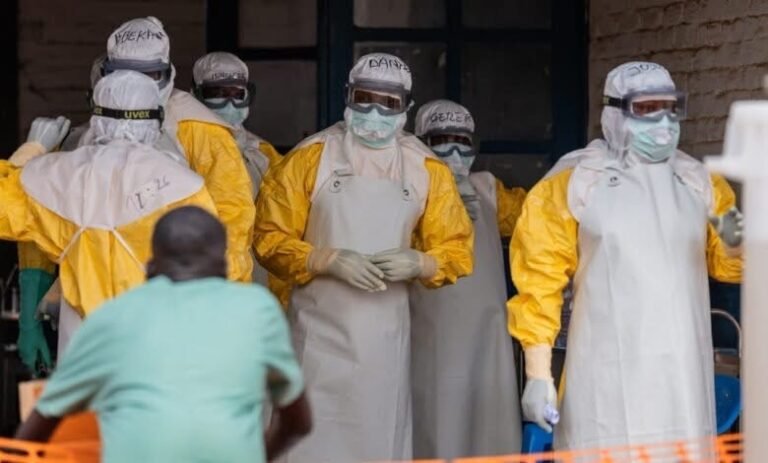 Alertan sobre posible escalada del brote de ébola en África; podría superar los 20 mil contagios