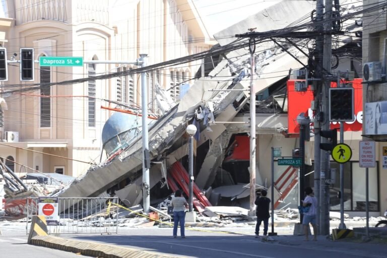 Devastador sismo en Filipinas deja muertos, desaparecidos y más de cien heridos